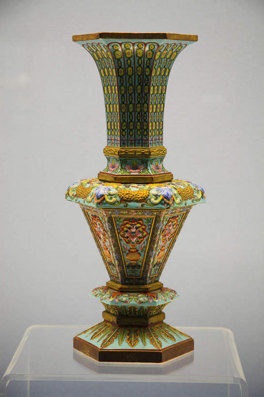 无人,商店,竖图,室内,特写,白天,正面,静物,花瓶,灰色背景,纹路,纹理,陶瓷,陶瓷制品,一个,瓶子,柜台,展示,摄影,影棚,单个,出售,摄影棚,肌理,展示柜,彩图,影棚拍摄,拍摄