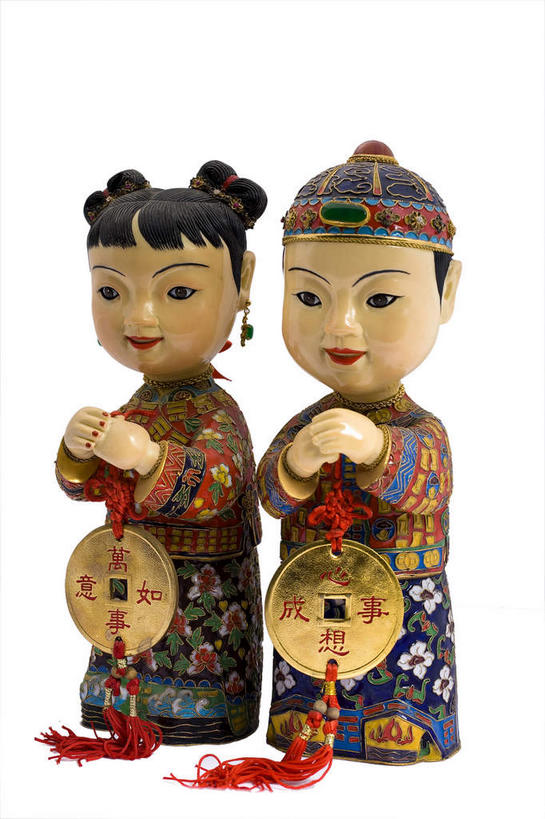 东方人,儿童,无人,两个人,站,笑,微笑,露齿笑,竖图,室内,特写,白天,白色背景,正面,民族服装,纯洁,静物,帽子,珐琅,雕塑,亚洲,艺术,装饰,雕刻,雕像,祝福,注视,黄种人,两个,小孩,工艺品,观察,看,手势,站着,恭喜,可爱,童年,童趣,摄影,影棚,观看,纪念,礼节,华丽,修饰,美术,点缀,察看,关注,摄影棚,祝贺,主题,礼仪,陈列,童真,祝愿,烂漫,无邪,作揖,拱手,功能,美学,无边帽,衬托,美观,雅致,雅观,尊敬,恭敬,寒暄,恭贺,同喜,搪瓷,天真,男孩,男人,男性,女孩,女人,女性,亚洲人,景泰蓝,站立,彩图,全身,影棚拍摄,传统服装,民俗服,拍摄,唐装,男生,女生,打手势