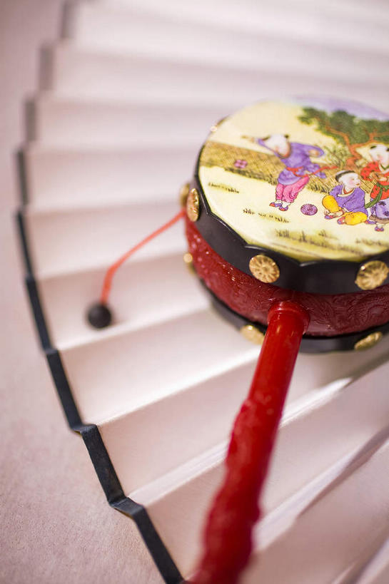 无人,竖图,俯视,室内,特写,白天,游戏,静物,玩具,一把,扇子,折扇,纸扇,乐器,古典,清凉,音乐,玩,凉爽,文化,娱乐,一个,休闲,益智,单个,活动,发泄,消遣,智力,拨浪鼓,宣泄,召唤,召集,撒扇,玩耍,嬉戏,彩图,高角度拍摄,传统文化