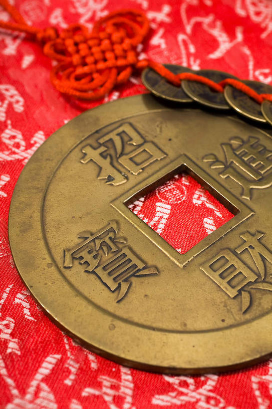 无人,竖图,俯视,室内,特写,白天,钱,静物,艺术,纹路,钱币,纹理,手工艺品,褐色,历史,文化,一个,红色,工艺品,中国结,金融,经济,单个,高雅,饰物,流通,贸易,铜钱,肌理,自信心,品位,货币,现金,硬币,彩图,高角度拍摄,古钱币