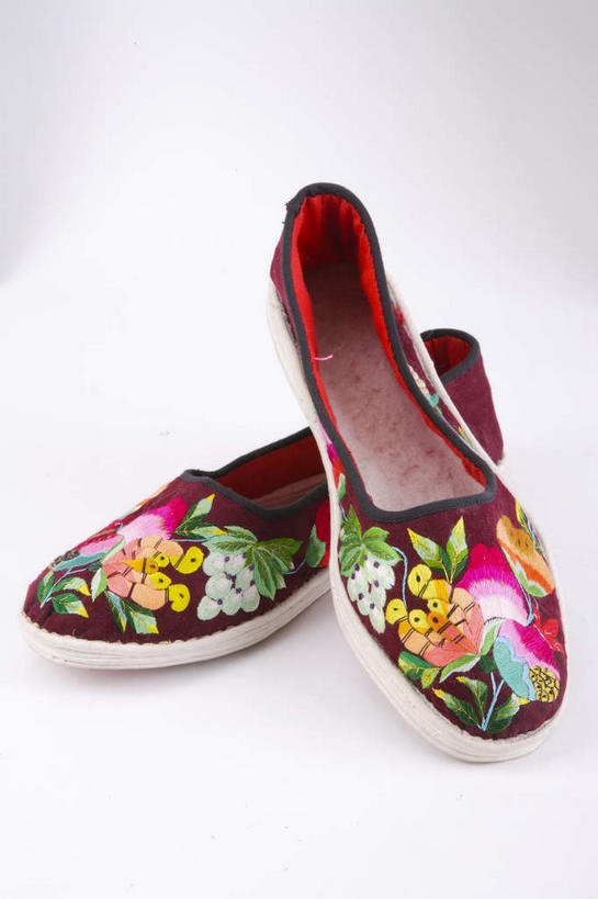 无人,竖图,俯视,室内,特写,白天,静物,鞋子,刺绣,一双,灰色背景,艺术,手工艺品,文化,红色,工艺品,摄影,绣花鞋,影棚,布鞋,绣,高雅,摄影棚,自信心,品位,中国鞋,彩图,高角度拍摄,影棚拍摄,拍摄,女红,针绣,针黹,黹