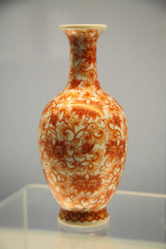 无人,商店,竖图,室内,特写,白天,正面,静物,花瓶,灰色背景,纹路,纹理,陶瓷,陶瓷制品,一个,瓶子,柜台,橙色,展示,摄影,影棚,单个,出售,摄影棚,肌理,展示柜,彩图,影棚拍摄,拍摄