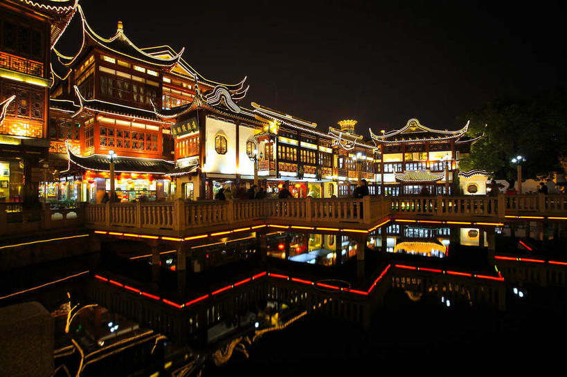 无人,家,栏杆,横图,彩色,室外,夜晚,正面,旅游,度假,湖,湖泊,名胜古迹,水,标志建筑,地标,建筑,霓虹灯,上海,中国,亚洲,阴影,遗迹,光线,木板,瓦片,影子,房屋,屋檐,屋子,湖面,水流,水面,围栏,桥,灯光,七彩,木桥,古迹,文物,娱乐,光源,建设,古建筑,护栏,楼房,霓虹,檐,住宅,栈桥,灯,倒影,九曲桥,豫园,湖水,享受,休闲,旅游胜地,放松,人行桥,木板桥,申,倒映,照明设备,黄浦区,古文明,东亚,上海市,中华人民共和国,沪,华东地区,氖灯,反照,上海九曲桥,彩图,房子,飞檐
