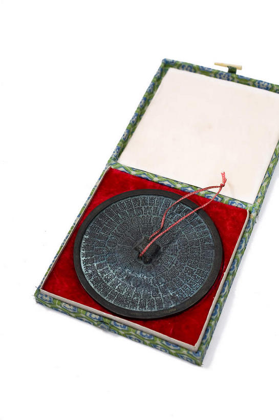 无人,竖图,俯视,室内,特写,白天,白色背景,镜子,静物,金属制品,雕塑,艺术,装饰,生锈,金属,雕刻,雕像,纸盒,古典,文化,文物,盒子,一个,包装盒,容器,绳子,工艺品,摄影,影棚,单个,古董,纪念,储藏,捆绑,绳索,腐蚀,侵蚀,美术,镜像,古物,镜面,储存,摄影棚,主题,陈列,古玩,青铜,功能,美学,绑缚,青铜器,腐化,锈迹斑斑,彩图,高角度拍摄,影棚拍摄,拍摄,贮存,青铜制品,青铜镜,铜镜