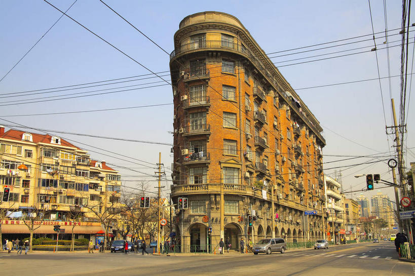 东方人,家,走,横图,室外,白天,仰视,旅游,度假,安全,美景,窗户,门,城市风光,城市,道路,建筑,路,人行横道,公路,汽车,上海,中国,亚洲,许多,行人,阴影,服装,电力,光线,电线,电线杆,线,影子,房屋,墙,屋子,景观,公寓,人行道,电能,信号灯,交通,很多,许多人,线路,注视,休闲装,黄种人,娱乐,建设,洋房,楼房,路人,玻璃窗,墙壁,墙面,住宅,车,衣服,蓝色,白色,蓝天,天空,阳光,门框,交通工具,轿车,天,观察,看,一群人,享受,休闲,休闲服,景色,放松,警示,服饰,晴朗,观看,武康大楼,电,淮海路,电源,申,察看,关注,提示,载具,人行横道线,能量,流通,东亚,淮海中路,徐汇区,上海市,交通信号灯,万里无云,中华人民共和国,沪,华东地区,过客,男人,男性,年轻男性,年轻女性,女人,女性,亚洲人,晴空,晴空万里,斑马线,马路,步行,散步,走路,半身,彩图,低角度拍摄,房子,东美特公寓,诺曼底公寓