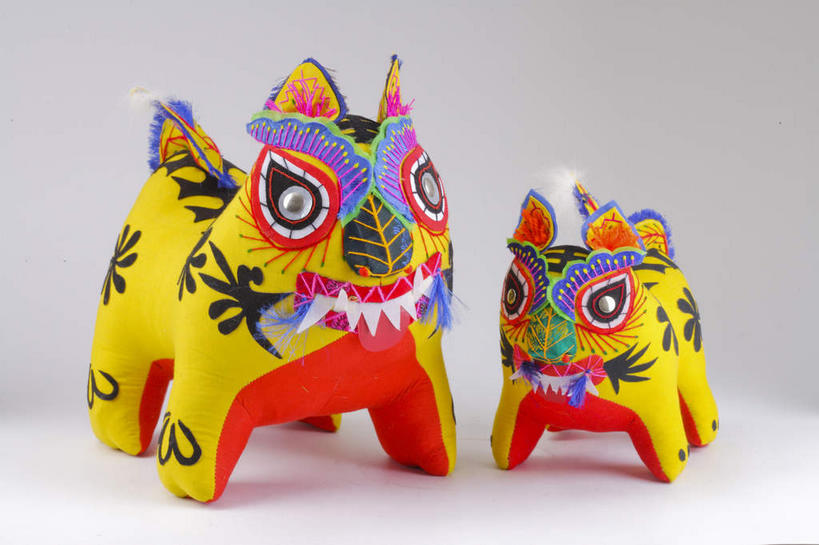 无人,站,横图,室内,特写,白天,正面,哺乳动物,虎,野生动物,静物,工艺美术品,春节,阴影,灰色背景,节日,庆祝,艺术,反射,影子,艺术品,文化,黄色,动物,工艺品,站着,两只,庆典,摄影,影棚,纪念,工艺,美术,摄影棚,凶猛,残暴,凶残,老虎,站立,彩图,全身,影棚拍摄,拍摄,布老虎