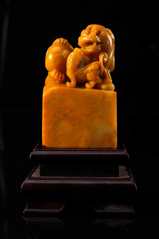 无人,竖图,室内,特写,白天,正面,静物,玉,雕塑,黑色背景,艺术,装饰,纹路,雕刻,雕像,纹理,褐色,一个,工艺品,摄影,奢侈品,影棚,单个,纪念,玉器,美术,贵重,珍贵,摄影棚,主题,陈列,玉石,肌理,功能,美学,宝贵,彩图,影棚拍摄,拍摄,玉玺,官印,玺,印叫玺,国玺