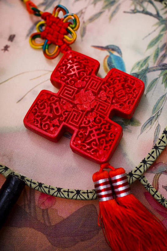 无人,竖图,俯视,室内,特写,白天,静物,一把,艺术,装饰,扇子,手工艺品,清凉,凉爽,文化,装饰品,一个,红色,装饰物,工艺品,中国结,单个,华丽,修饰,点缀,高雅,饰物,自信心,品位,衬托,美观,雅致,雅观,彩图,高角度拍摄,宫扇,纨扇,圆扇,传统文化