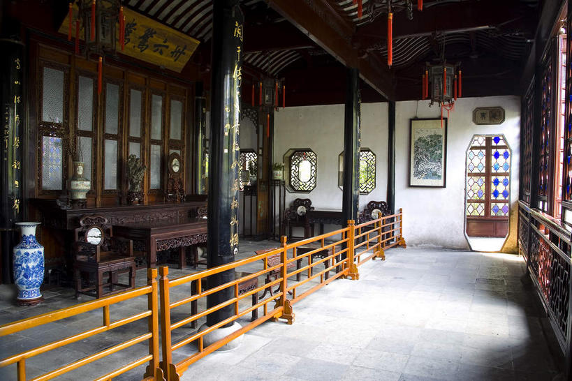 无人,栏杆,横图,室内,白天,正面,旅游,度假,名胜古迹,餐桌,天花板,桌子,标志建筑,地标,建筑,椅子,照明,中国,亚洲,吊挂,悬挂,遗迹,灯笼,纸灯笼,柱子,墙,围栏,走道,走廊,过道,挂,古迹,文物,娱乐,建设,古建筑,江苏,苏州,护栏,墙壁,墙面,两个,灯具,享受,休闲,旅游胜地,放松,餐台,照亮,照明设备,古文明,东亚,江苏省,苏州市,拙政园,中华人民共和国,华东地区,苏,苏州园林,中国园林之母,彩图