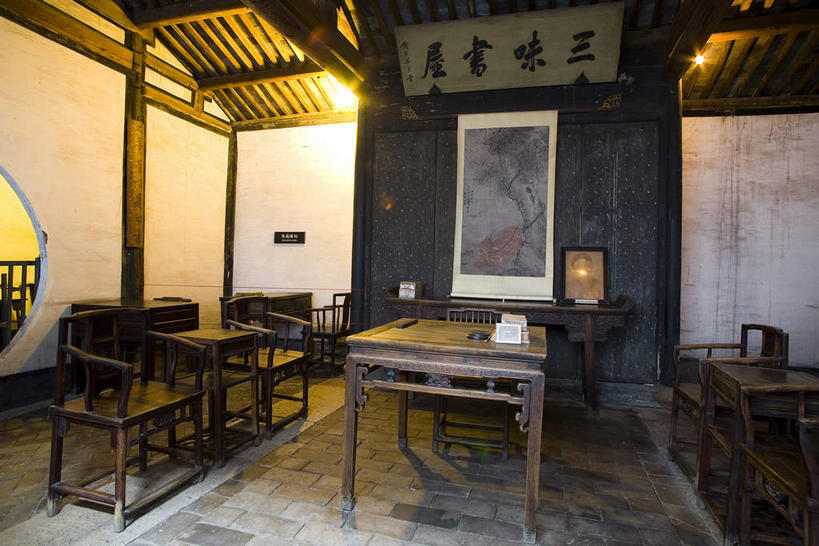 无人,横图,室内,白天,正面,旅游,度假,绘画,名胜古迹,餐桌,地板,天花板,桌子,标志建筑,地标,建筑,椅子,照明,雕塑,中国,亚洲,阴影,遗迹,艺术,装饰,光线,标志,灯笼,雕刻,牌匾,文字,影子,纸灯笼,字符,墙,灯光,地面,古典,古迹,文化,文物,娱乐,标识,建设,古建筑,浙江,木地板,墙壁,墙面,浙江省,一个,工艺品,灯具,品味,享受,休闲,汉字,旅游胜地,放松,单个,餐台,纪念,照亮,美术,高雅,照明设备,中文,主题,挂画,陈列,古文明,东亚,绍兴,中华人民共和国,华东地区,浙,功能,美学,国文,华文,绍兴市,装饰画,彩图,绍兴鲁迅故里,鲁迅故里,鲁迅故居,三味书屋,绍兴鲁迅故居,越城,越城区