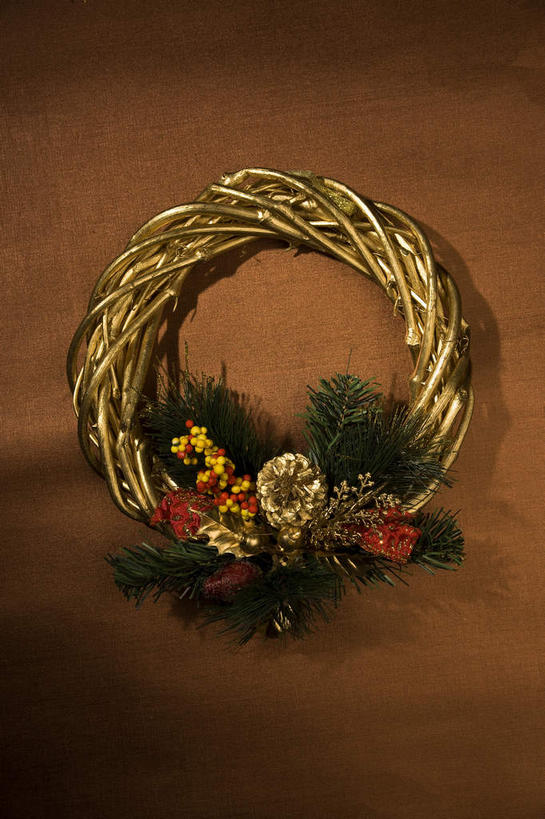 无人,竖图,室内,特写,白天,正面,装饰,花环,一个,摄影,影棚,褐色背景,单个,华丽,修饰,圣诞花环,点缀,衬托,美观,雅致,雅观,圣诞圈,彩图,影棚拍摄,拍摄