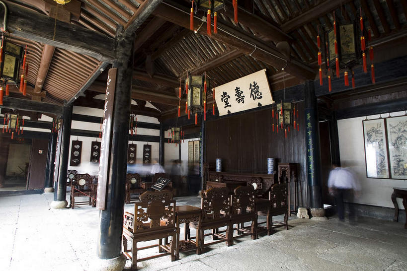 无人,栏杆,横图,室内,白天,正面,旅游,度假,餐桌,地板,天花板,桌子,标志建筑,地标,建筑,椅子,照明,雕塑,中国,亚洲,一排,许多,吊挂,悬挂,艺术,整齐,装饰,并列,并排,标志,灯笼,雕刻,牌匾,文字,纸灯笼,柱子,字符,墙,围栏,地面,很多,挂,文化,娱乐,标识,建设,浙江,护栏,木地板,墙壁,墙面,浙江省,排列,工艺品,灯具,四个,享受,休闲,汉字,旅游胜地,放松,餐台,纪念,照亮,美术,照明设备,队列,中文,主题,平行,陈列,东亚,绍兴,中华人民共和国,华东地区,浙,功能,美学,国文,华文,绍兴市,彩图,绍兴鲁迅故里,鲁迅故里,鲁迅故居,绍兴鲁迅故居,越城,越城区