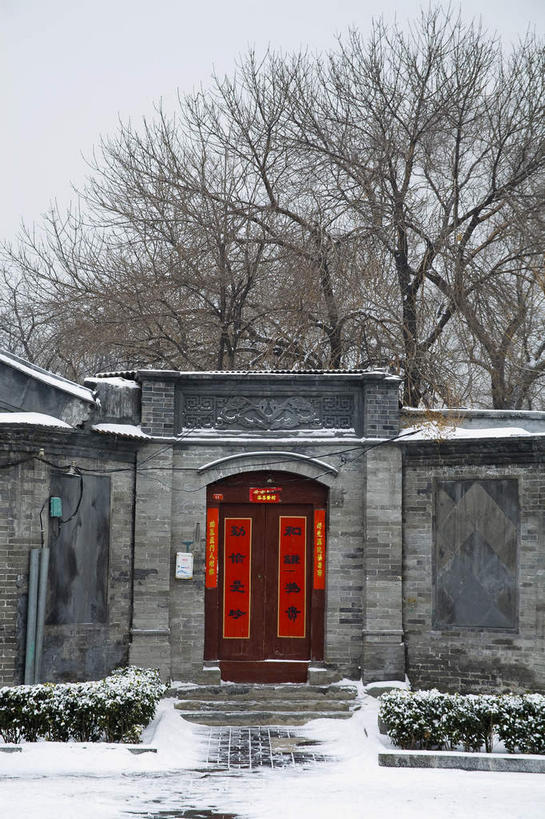 无人,家,竖图,室外,白天,正面,度假,美景,雪,植物,大雪,楼梯,门,城市风光,城市,北京,中国,亚洲,房屋,阶梯,屋子,积雪,景观,乌云,雪景,云,阴天,云朵,冬季,冬天,首都,云彩,娱乐,楼房,台阶,住宅,树,树木,绿色,天空,自然,门框,天,享受,休闲,景色,放松,寒冷,生长,成长,四合院,昏暗,阴沉,东亚,中华人民共和国,北京市,京,北平,华北地区,严寒,彩图,房子,合院,四合房