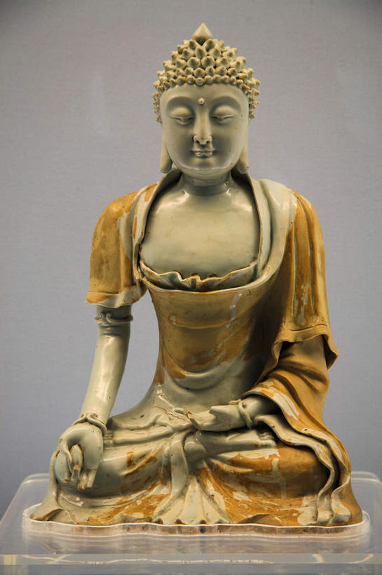 东方人,一个人,无人,商店,坐,盘腿,竖图,室内,特写,白天,正面,静物,雕塑,亚洲,仅一个男性,仅一个人,仅一个中年男性,灰色背景,服装,艺术,装饰,雕刻,雕像,黄种人,一个,衣服,柜台,工艺品,展示,摄影,服饰,影棚,单个,纪念,出售,美术,衣着,穿着,摄影棚,主题,陈列,佛祖,佛陀,功能,美学,展示柜,衣饰,圣人,佛教创始者,乔达摩.悉达多,如来佛祖,释迦佛,释迦牟尼,我佛如来,男人,男性,中年男性,亚洲人,盘腿而坐,盘膝,盘着腿的,盘着腿坐,双腿交叉,坐着,彩图,全身,影棚拍摄,拍摄