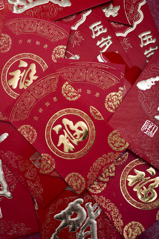 无人,竖图,俯视,室内,特写,白天,静物,一堆,许多,阴影,堆叠,堆积,风俗,民俗,反射,标志,文字,影子,字符,很多,标识,红色,金色,汉字,恭喜,红包,堆,中文,祝贺,祝愿,国文,华文,民风,习气,习惯,红封包,彩图,高角度拍摄