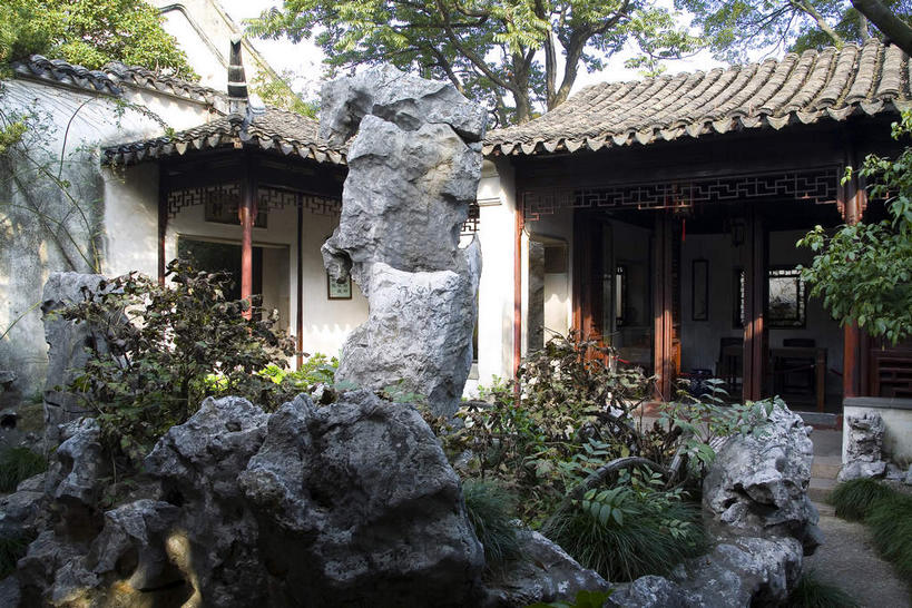 无人,家,栏杆,横图,室外,白天,正面,旅游,度假,石头,山,树林,植物,窗户,标志建筑,地标,建筑,中国,亚洲,阴影,艺术,光线,石子,影子,柱子,手工艺品,房屋,墙,屋顶,屋子,山峰,围栏,山峦,顶棚,文化,娱乐,建设,江苏,苏州,护栏,楼房,玻璃窗,墙壁,墙面,住宅,树,树木,绿色,天空,阳光,自然,工艺品,天,享受,休闲,假山,旅游胜地,放松,生长,成长,高雅,东亚,江苏省,苏州市,中华人民共和国,华东地区,苏,自信心,品位,阊门,姑苏区,留园,石块,岩石,彩图,房子,小山,姑苏,吴门