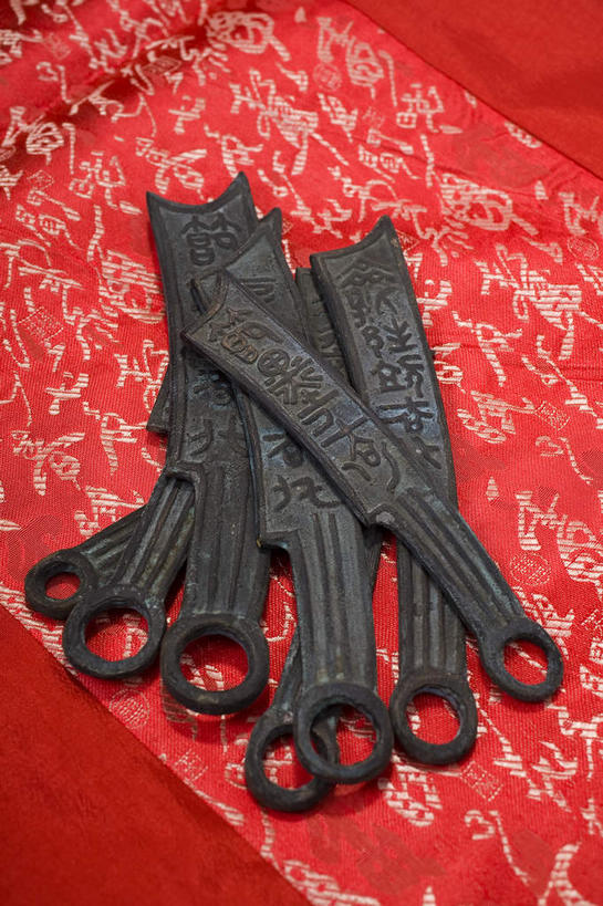 无人,竖图,俯视,室内,特写,白天,钱,桌子,金属制品,一堆,许多,堆叠,堆积,花纹,生锈,纹路,金属,布,钱币,图案,纹理,很多,古典,布纹,历史,文化,文物,一个,红色,工艺品,金融,铜币,经济,单个,古董,堆,布匹,腐蚀,侵蚀,古物,流通,贸易,古玩,肌理,青铜,青铜器,腐化,锈迹斑斑,货币,现金,彩图,高角度拍摄,古钱币,青铜制品,刀币