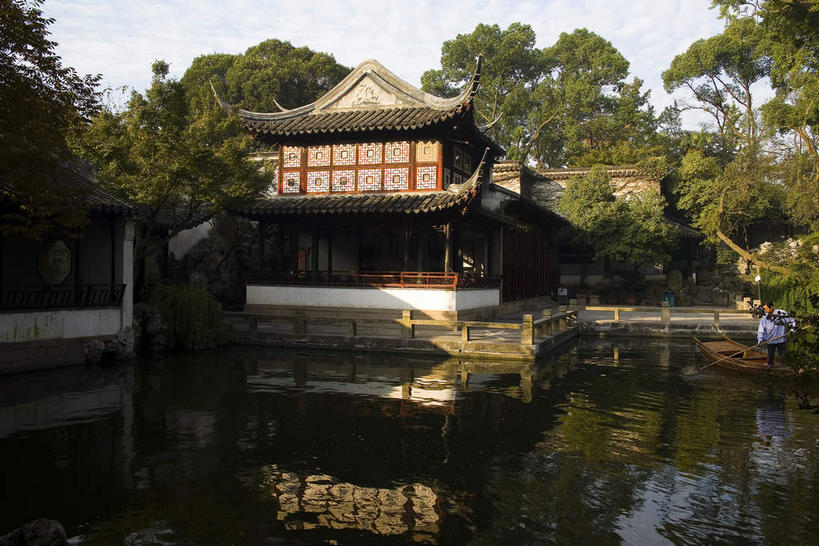 无人,横图,室外,白天,正面,旅游,度假,河流,礁石,石头,名胜古迹,水,植物,标志建筑,地标,建筑,中国,亚洲,阴影,遗迹,光线,石子,瓦片,影子,亭子,屋顶,屋檐,河水,水流,顶棚,古迹,文物,娱乐,建设,古建筑,江苏,苏州,檐,树,树木,绿色,天空,阳光,自然,凉亭,天,享受,休闲,旅游胜地,放松,生长,成长,古文明,东亚,江苏省,苏州市,中华人民共和国,华东地区,苏,阊门,姑苏区,留园,礁,石块,岩石,彩图,姑苏,飞檐,吴门