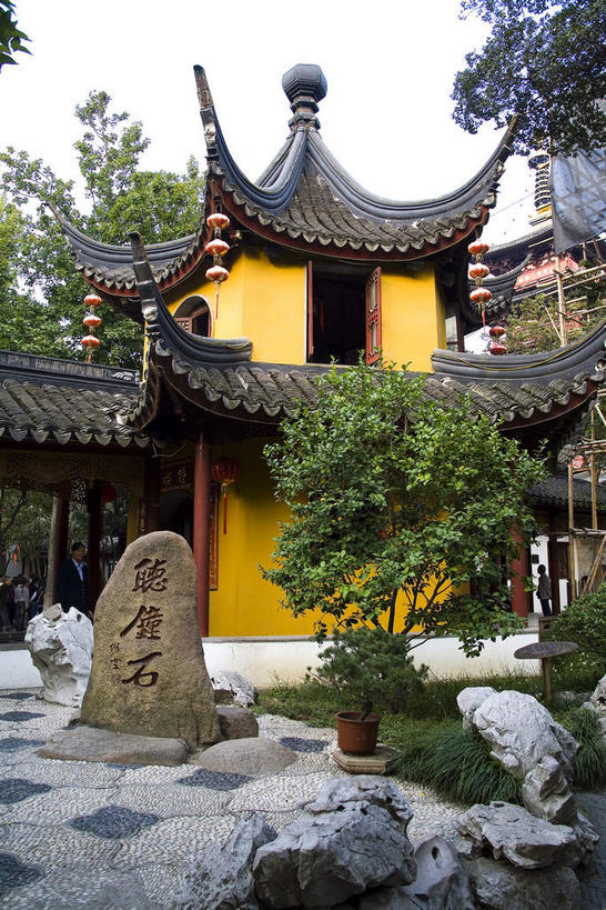 无人,竖图,室外,白天,仰视,旅游,度假,石头,名胜古迹,山,植物,标志建筑,地标,建筑,中国,亚洲,阴影,遗迹,艺术,光线,石子,瓦片,影子,手工艺品,墙,亭子,屋顶,屋檐,山峰,山峦,顶棚,古迹,文化,文物,娱乐,建设,古建筑,江苏,苏州,檐,墙壁,墙面,树,树木,黄色,蓝色,绿色,蓝天,天空,阳光,自然,工艺品,凉亭,天,享受,休闲,假山,旅游胜地,放松,生长,晴朗,成长,高雅,古文明,东亚,江苏省,苏州市,寒山寺,万里无云,中华人民共和国,华东地区,苏,自信心,品位,古城区,枫桥镇,金阊区,石块,岩石,晴空,晴空万里,彩图,低角度拍摄,小山,飞檐