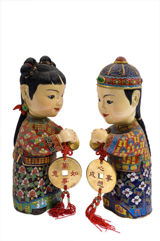 东方人,儿童,无人,两个人,站,笑,微笑,露齿笑,竖图,室内,特写,白天,白色背景,侧面,民族服装,纯洁,静物,帽子,珐琅,雕塑,亚洲,艺术,装饰,雕刻,雕像,祝福,注视,黄种人,两个,小孩,工艺品,观察,看,手势,站着,恭喜,可爱,童年,童趣,摄影,影棚,观看,纪念,礼节,华丽,修饰,美术,点缀,察看,关注,摄影棚,祝贺,主题,礼仪,陈列,童真,祝愿,烂漫,无邪,作揖,拱手,功能,美学,无边帽,衬托,美观,雅致,雅观,尊敬,恭敬,寒暄,恭贺,同喜,搪瓷,天真,男孩,男人,男性,女孩,女人,女性,亚洲人,景泰蓝,站立,彩图,全身,影棚拍摄,传统服装,民俗服,拍摄,唐装,男生,女生,打手势