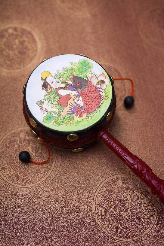 无人,竖图,俯视,室内,特写,白天,游戏,静物,玩具,纹路,纹理,乐器,古典,音乐,玩,娱乐,一个,休闲,益智,单个,活动,发泄,消遣,智力,拨浪鼓,肌理,宣泄,召唤,召集,玩耍,嬉戏,彩图,高角度拍摄