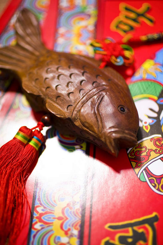 无人,竖图,俯视,室内,特写,白天,鲤鱼,静物,雕塑,艺术,装饰,鱼,雕刻,雕像,手工艺品,文化,水产,鱼类,一个,红色,工艺品,中国结,单个,纪念,美术,吉祥,高雅,水生动物,主题,饰物,水生物,陈列,功能,美学,自信心,品位,年年有余,美梦成真,事业有成,鲤子,鲤拐子,半身,彩图,高角度拍摄,淡水生物,河鲜