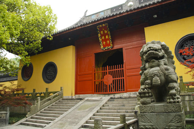 无人,寺庙,横图,室外,白天,仰视,旅游,度假,名胜古迹,植物,门,标志建筑,地标,建筑,哺乳动物,野生动物,狮子,雕塑,中国,亚洲,阴影,节日,辟邪,遗迹,艺术,装饰,光线,木制,标志,雕刻,雕像,牌匾,文字,影子,字符,墙,燃烧,古迹,文化,文物,娱乐,标识,建设,古建筑,浙江,石雕,墙壁,墙面,树,树木,浙江省,一个,红色,绿色,天空,阳光,自然,动物,木制品,香火,工艺品,门框,庙宇,石狮,天,祈祷,享受,休闲,健康,汉字,旅游胜地,放松,许愿,宗教,信仰,生长,单个,成长,纪念,杭州,祈求,美术,中文,主题,凶猛,陈列,古文明,东亚,杭州市,中华人民共和国,华东地区,省会,浙,功能,美学,驱邪,祛邪,避邪,国文,华文,守护神,西湖区,残暴,平安,凶残,彩图,低角度拍摄,全身,庙,寺,慧日永明院,净慈报恩光孝禅寺,净慈禅寺,净慈寺,寿宁禅院