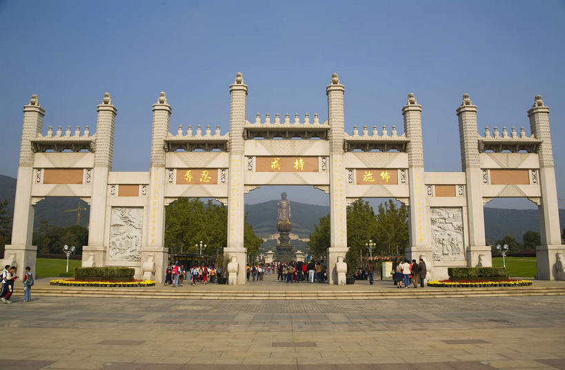 无人,横图,室外,白天,仰视,旅游,度假,名胜古迹,植物,标志建筑,地标,建筑,雕塑,中国,亚洲,阴影,遗迹,艺术,装饰,光线,标志,雕刻,牌匾,瓦片,文字,影子,柱子,字符,屋檐,牌坊,牌楼,塔,古迹,文化,文物,娱乐,标识,建设,古建筑,江苏,灵山大佛,无锡,檐,树,树木,蓝色,绿色,蓝天,天空,阳光,自然,工艺品,天,享受,休闲,汉字,旅游胜地,放松,生长,晴朗,成长,纪念,美术,祭祀,中文,主题,表彰,荣誉,陈列,古文明,东亚,江苏省,灵山胜境,万里无云,中华人民共和国,华东地区,苏,功能,美学,国文,华文,荣耀,无锡市,晴空,晴空万里,彩图,低角度拍摄,滨湖区,太湖国家旅游度假区,传统文化