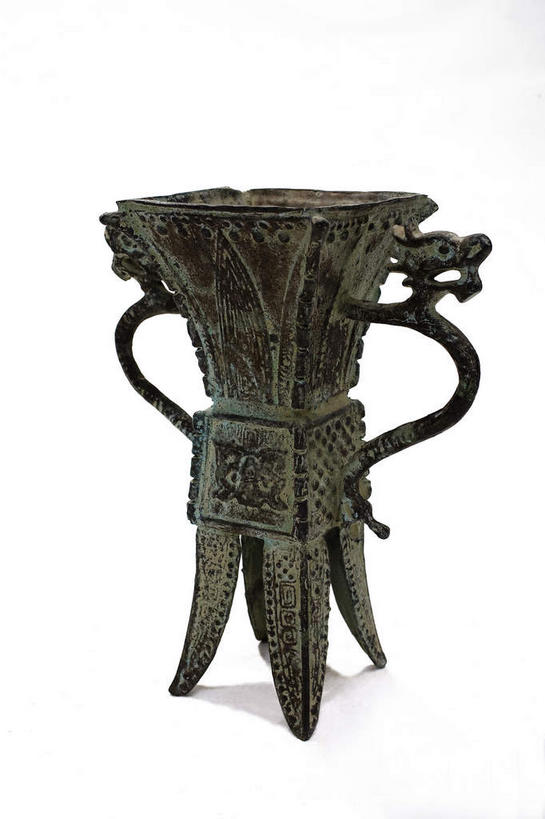 无人,竖图,室内,特写,白天,白色背景,正面,静物,杯子,金属制品,阴影,生锈,反射,纹路,金属,纹理,影子,古典,文化,文物,一个,酒杯,工艺品,摄影,影棚,单个,古董,腐蚀,侵蚀,古物,摄影棚,古玩,肌理,青铜,青铜器,腐化,锈迹斑斑,彩图,影棚拍摄,拍摄,青铜制品,觚