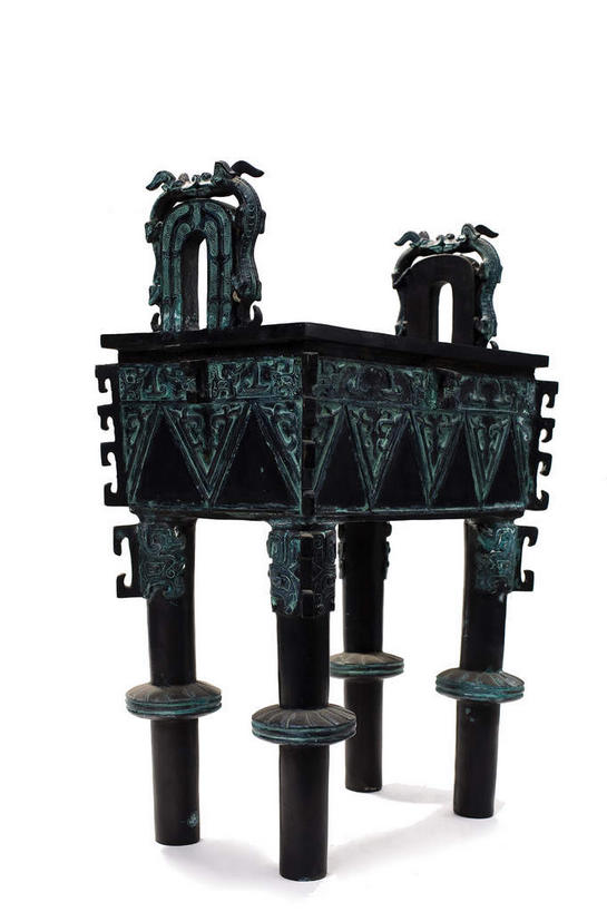 无人,竖图,室内,特写,白天,白色背景,正面,静物,阴影,生锈,反射,纹路,纹理,影子,古典,文化,文物,一个,工艺品,摄影,影棚,单个,古董,鼎,腐蚀,侵蚀,古物,摄影棚,用具,器具,古玩,铜器,肌理,青铜器,腐化,锈迹斑斑,彩图,影棚拍摄,拍摄,青铜炊器,青铜鼎,太保鼎