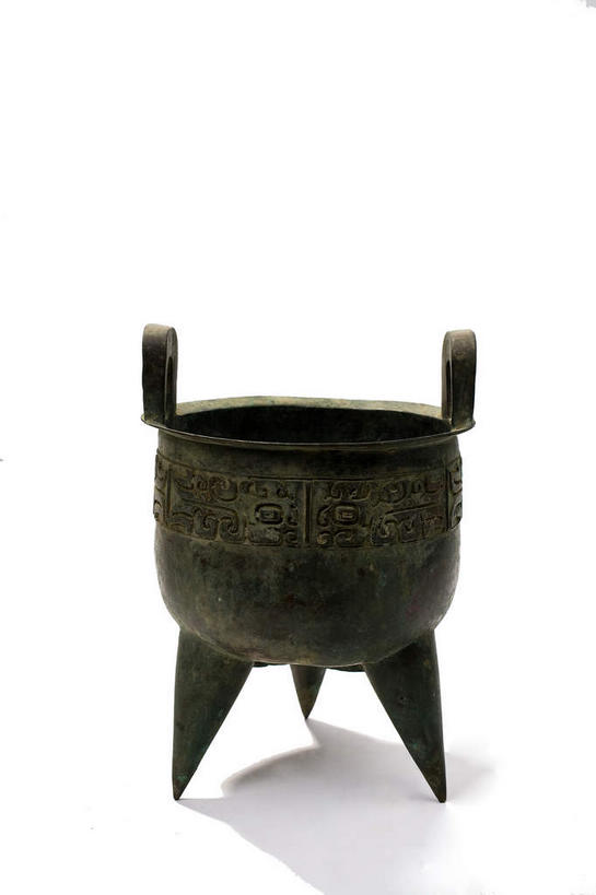 无人,竖图,室内,特写,白天,白色背景,正面,静物,阴影,生锈,反射,纹路,纹理,影子,古典,文化,文物,一个,工艺品,摄影,影棚,单个,古董,鼎,腐蚀,侵蚀,古物,摄影棚,用具,器具,古玩,铜器,肌理,青铜器,腐化,锈迹斑斑,彩图,影棚拍摄,拍摄,青铜炊器,青铜鼎,商兽面纹鼎