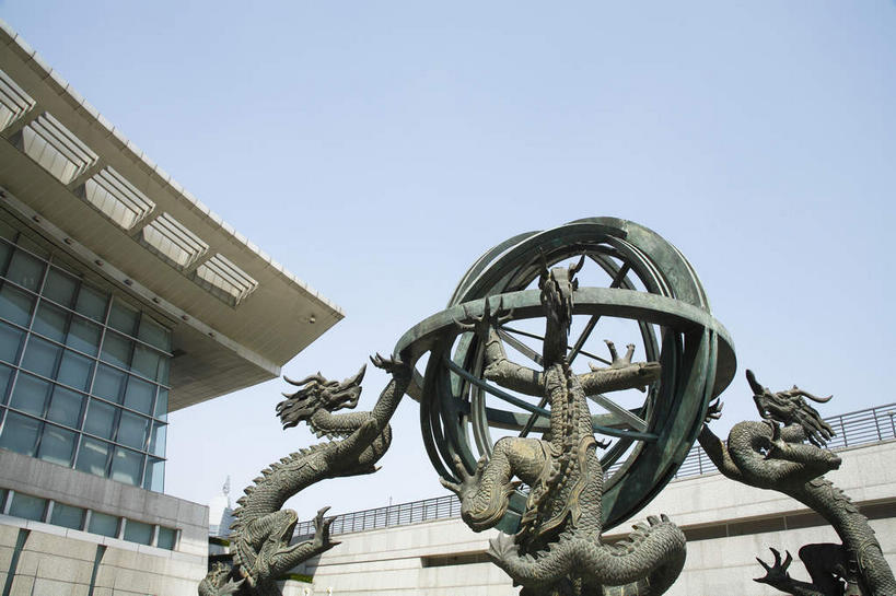 无人,横图,室外,白天,仰视,度假,成功,技术,仪器,美景,窗户,城市风光,城市,雕塑,上海,中国,亚洲,阴影,研究,艺术,装饰,光线,科学,测量,龙,雕刻,雕像,影子,墙,景观,教育,娱乐,浦东,玻璃窗,墙壁,墙面,一个,蓝色,蓝天,天空,阳光,工艺品,天,享受,休闲,景色,放松,上海科技馆,晴朗,单个,纪念,展览,测量工具,美术,申,高贵,欣赏,科技馆,天文,主题,图腾,传说,陈列,浦东新区,世纪大道,东亚,上海市,万里无云,中华人民共和国,沪,华东地区,量具,量仪,功能,美学,祥瑞,灵兽,权势,尊荣,浑天仪,浑象,浑仪,天文仪器,幸运,晴空,晴空万里,彩图,低角度拍摄,科学技术馆