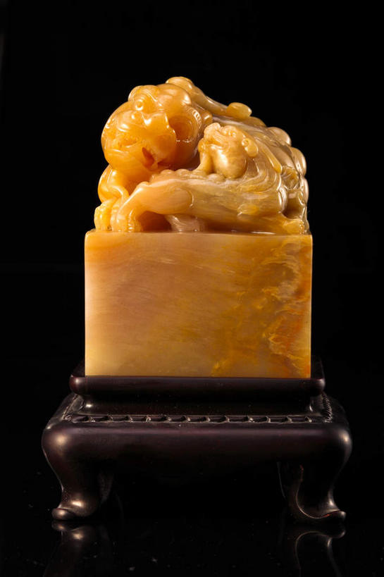 无人,竖图,室内,特写,白天,正面,静物,玉,雕塑,黑色背景,艺术,装饰,纹路,雕刻,雕像,纹理,古典,文化,文物,一个,黄色,工艺品,摄影,奢侈品,玉雕,影棚,单个,古董,纪念,玉器,美术,贵重,珍贵,古物,摄影棚,主题,陈列,玉石,古玩,肌理,功能,美学,宝贵,彩图,影棚拍摄,拍摄,玉玺,官印,玺,印叫玺,国玺