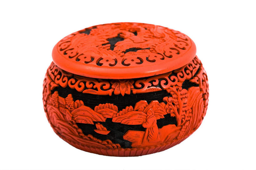 无人,横图,俯视,室内,特写,白天,白色背景,绘画,装修,桌子,静物,工艺美术品,漆器,雕塑,阴影,艺术,装饰,反射,纹路,材料,雕刻,雕像,浮雕,纹理,影子,艺术品,古典,文化,文物,装潢,一个,红色,黑色,工艺品,摄影,影棚,单个,古董,纪念,工艺,保护,涂料,美术,古物,摄影棚,主题,陈列,古玩,肌理,功能,美学,画画,彩图,高角度拍摄,影棚拍摄,拍摄,浅浮雕,凡立水,绝缘漆,清漆