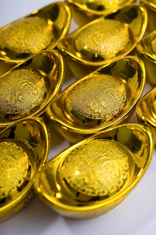 无人,竖图,室内,特写,白天,正面,钱,桌子,静物,金属制品,许多,阴影,反射,纹路,金属,标志,钱币,文字,纹理,影子,字符,很多,标识,金色,汉字,金融,金元宝,经济,中文,流通,贸易,肌理,国文,华文,货币,金币,彩图,元宝