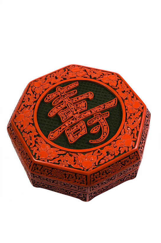 无人,竖图,俯视,室内,特写,白天,白色背景,绘画,装修,桌子,静物,工艺美术品,漆器,雕塑,阴影,艺术,装饰,反射,纹路,材料,雕刻,雕像,浮雕,纹理,影子,褐色,艺术品,古典,文化,文物,装潢,一个,工艺品,摄影,影棚,单个,古董,纪念,工艺,保护,涂料,美术,古物,摄影棚,主题,陈列,古玩,肌理,功能,美学,画画,彩图,高角度拍摄,影棚拍摄,拍摄,浅浮雕,凡立水,绝缘漆,清漆