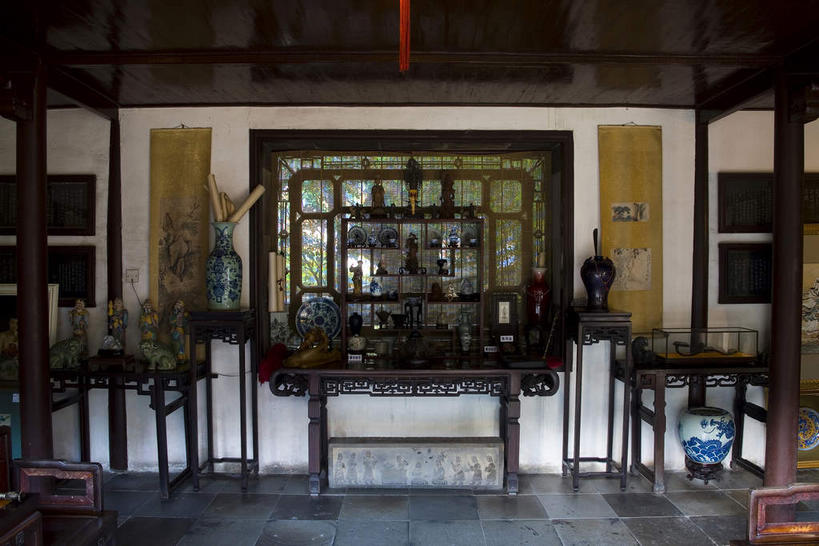 无人,横图,室内,白天,正面,旅游,度假,绘画,天花板,桌面,桌子,标志建筑,地标,建筑,花瓶,椅子,中国,亚洲,许多,吊挂,悬挂,阴影,艺术,反射,木制,瓷砖,地砖,影子,陶瓷,木椅,木桌,墙,陶瓷制品,地面,很多,古典,挂,置物架,文化,娱乐,建设,江苏,苏州,架子,墙壁,墙面,木制品,瓶子,工艺品,品味,享受,休闲,旅游胜地,放松,美术,高雅,挂画,陈列架,东亚,江苏省,苏州市,中华人民共和国,华东地区,苏,两副,美学,搁架,阊门,姑苏区,留园,装饰画,彩图,木桌子,姑苏,吴门