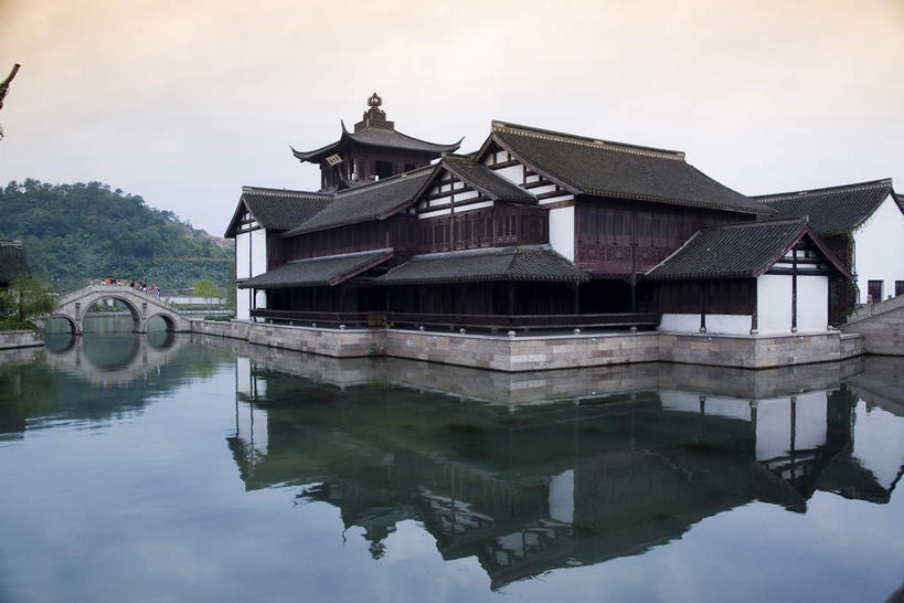 无人,家,横图,室外,白天,仰视,旅游,度假,河流,日落,森林,山,山脉,树林,水,植物,窗户,标志建筑,地标,建筑,桥梁,中国,亚洲,房屋,墙,屋顶,屋子,河水,山峰,水流,晚霞,霞光,落日,桥,山峦,顶棚,娱乐,建设,石桥,浙江,楼房,玻璃窗,拱桥,墙壁,墙面,住宅,树,树木,浙江省,绿色,白色,倒影,自然,黄昏,群山,享受,休闲,旅游胜地,彩霞,放松,拱形,生长,成长,人行桥,石拱桥,倒映,东亚,绍兴,柯岩,中华人民共和国,华东地区,浙,绍兴市,夕照,反照,薄暮,夕阳,彩图,低角度拍摄,傍晚,房子,柯岩风景区,绍兴柯岩风景区,斜阳,鲁镇