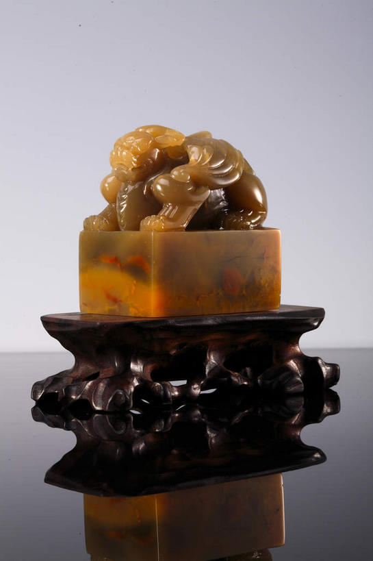 无人,竖图,室内,特写,白天,正面,桌子,静物,玉,雕塑,一块,阴影,灰色背景,艺术,装饰,反射,木制,雕刻,雕像,影子,棕色,古典,文化,文物,架子,一个,倒影,木制品,工艺品,摄影,奢侈品,玉雕,影棚,单个,古董,纪念,支撑,玉器,美术,固定,贵重,倒映,珍贵,古物,摄影棚,主题,陈列,玉石,古玩,功能,美学,反照,宝贵,彩图,影棚拍摄,拍摄,玉玺,官印,玺,印叫玺,国玺