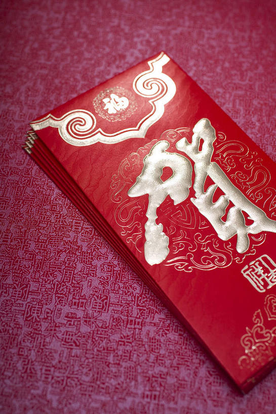 无人,竖图,俯视,室内,特写,白天,桌子,静物,风俗,民俗,纹路,标志,文字,纹理,字符,标识,书桌,一个,红色,紫色,课桌,汉字,恭喜,红包,单个,中文,祝贺,祝愿,肌理,国文,华文,民风,习气,习惯,红封包,彩图,高角度拍摄