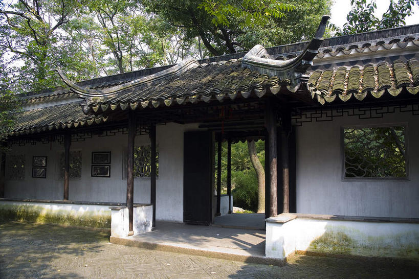 无人,家,横图,室外,白天,正面,旅游,度假,名胜古迹,门,标志建筑,道路,地标,建筑,路,中国,亚洲,阴影,遗迹,光线,瓦片,影子,柱子,房屋,屋顶,屋檐,屋子,小路,走道,走廊,过道,交通,顶棚,古迹,文物,娱乐,建设,古建筑,江苏,苏州,楼房,檐,住宅,阳光,门框,享受,休闲,旅游胜地,放松,古文明,东亚,江苏省,苏州市,拙政园,中华人民共和国,华东地区,苏,苏州园林,中国园林之母,彩图,房子