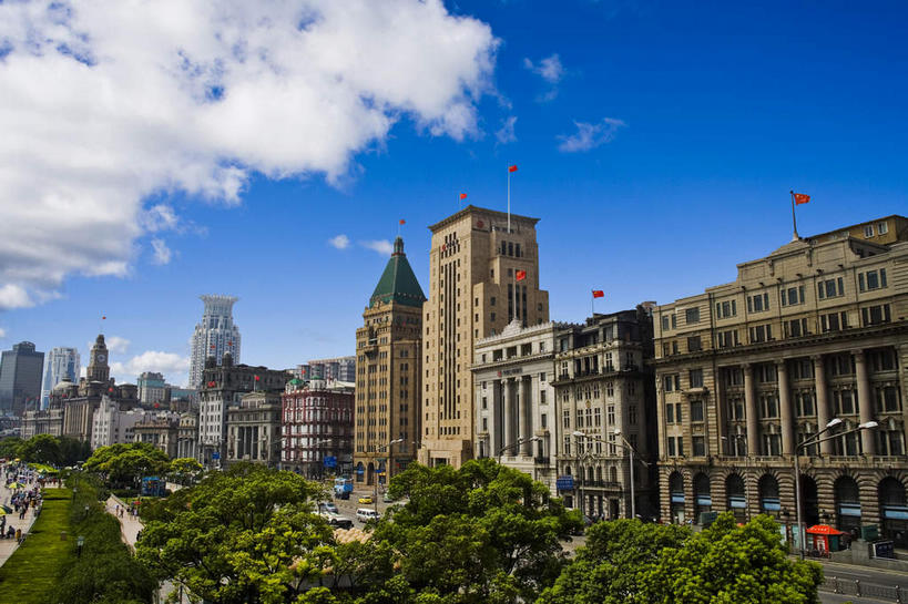 无人,高楼大厦,横图,室外,白天,正面,旅游,度假,植物,窗户,标志建筑,大厦,道路,地标,建筑,路,摩天大楼,公路,上海,中国,亚洲,一排,许多,阴影,整齐,并列,并排,光线,影子,屋顶,云,云朵,分界线,停车线,交通,很多,云彩,顶棚,娱乐,建设,黄浦江,玻璃窗,树,树木,排列,蓝色,绿色,白云,蓝天,天空,阳光,自然,外滩,天,享受,休闲,旅游胜地,放松,生长,晴朗,成长,车行道,车行道分界线,申,队列,标线,平行,黄浦区,东亚,车行线,中国银行大楼,怡和洋行大楼,沙逊大厦,中山东一路,上海市,中华人民共和国,沪,华东地区,晴空,马路,彩图,大楼,高层建筑,高楼,摩天楼,黄埔滩,上海外滩,外黄埔滩,上海中国银行大楼,横滨正金银行大楼,上海横滨正金银行大楼,扬子保险大楼,扬子大楼,上海怡和洋行大楼