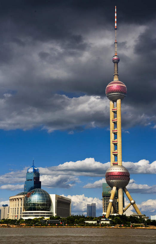 无人,家,高楼大厦,竖图,室外,白天,正面,度假,河流,美景,水,植物,城市风光,标志建筑,城市,大厦,地标,建筑,摩天大楼,上海,中国,亚洲,阴影,光线,影子,房屋,屋子,河水,景观,水流,云,云朵,建筑群,塔,云彩,娱乐,建设,东方明珠,黄浦江,浦东,楼房,住宅,树,树木,蓝色,绿色,白云,蓝天,天空,阳光,自然,天,享受,休闲,景色,放松,生长,晴朗,成长,申,电视塔,国际会展中心,金融中心,陆家嘴,陆家嘴金融贸易区,浦东新区,东亚,东方明珠广播电视塔,东方明珠电视塔,上海市,中华人民共和国,沪,华东地区,晴空,彩图,房子,大楼,高层建筑,高楼,摩天楼,春申江,东方明珠塔,上海国际会展中心