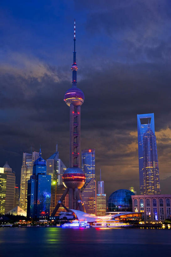 无人,家,高楼大厦,竖图,室外,夜晚,正面,度假,河流,美景,水,植物,城市风光,标志建筑,城市,大厦,地标,建筑,摩天大楼,夜景,上海,中国,亚洲,阴影,光线,影子,房屋,屋子,河水,景观,水流,建筑群,塔,灯光,娱乐,建设,东方明珠,黄浦江,金茂大厦,浦东,楼房,住宅,树,树木,绿色,自然,享受,休闲,景色,放松,环球金融中心,生长,成长,申,电视塔,国际会展中心,金融中心,陆家嘴,陆家嘴金融贸易区,浦东新区,上海环球金融中心,东亚,东方明珠广播电视塔,东方明珠电视塔,上海市,中华人民共和国,沪,华东地区,金茂大楼,环球金融中心大厦,彩图,房子,大楼,高层建筑,高楼,摩天楼,春申江,东方明珠塔,上海国际会展中心