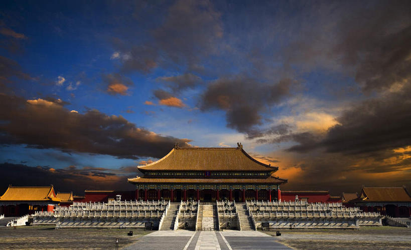 无人,故宫,宫殿,栏杆,横图,室外,白天,仰视,旅游,度假,草地,草坪,名胜古迹,日落,植物,楼梯,标志建筑,地标,建筑,北京,中国,亚洲,遗迹,扶手,瓦片,阶梯,屋顶,屋檐,晚霞,霞光,落日,褐色,首都,顶棚,古迹,文物,娱乐,建设,古建筑,护栏,檐,台阶,草,绿色,黄昏,紫禁城,享受,休闲,旅游胜地,彩霞,放松,宫廷,权利,古文明,东亚,中华人民共和国,北京市,京,北平,华北地区,北京故宫博物院,王宫,太和殿,夕照,薄暮,夕阳,彩图,低角度拍摄,傍晚,皇宫,奉天殿,斜阳