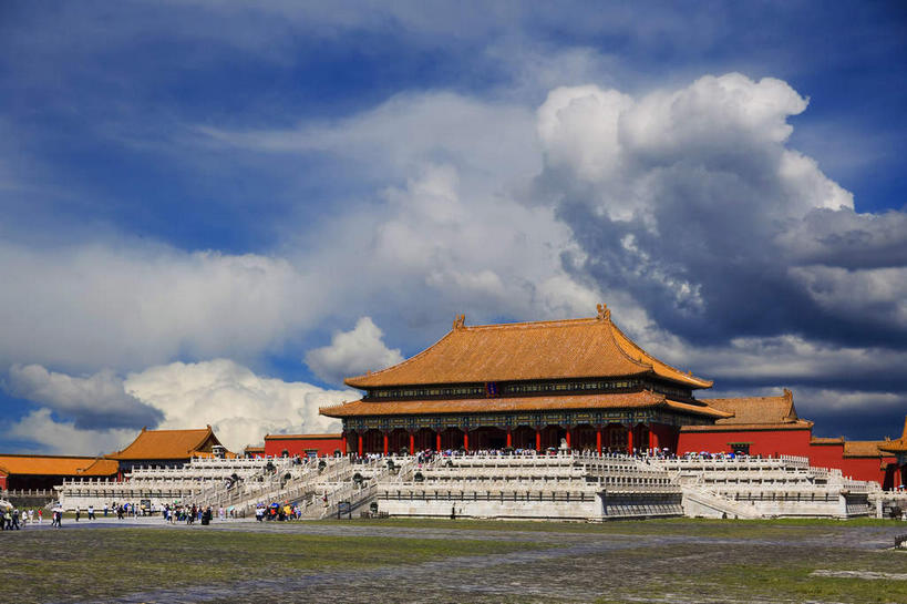 无人,故宫,宫殿,栏杆,横图,室外,白天,仰视,旅游,度假,草地,草坪,名胜古迹,植物,楼梯,标志建筑,地标,建筑,北京,中国,亚洲,阴影,遗迹,光线,扶手,瓦片,影子,阶梯,屋顶,屋檐,云,云朵,褐色,首都,云彩,顶棚,古迹,文物,娱乐,建设,古建筑,护栏,檐,台阶,草,蓝色,绿色,白云,蓝天,天空,阳光,紫禁城,天,享受,休闲,旅游胜地,放松,晴朗,宫廷,权利,古文明,东亚,中华人民共和国,北京市,京,北平,华北地区,北京故宫博物院,王宫,太和殿,晴空,彩图,低角度拍摄,皇宫,奉天殿