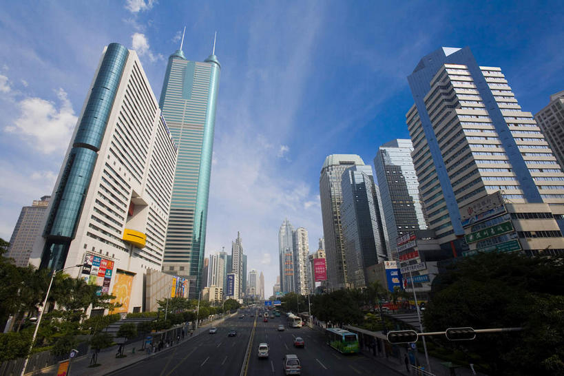 无人,高楼大厦,横图,室内,白天,仰视,度假,数码,科技,美景,植物,窗户,落地窗,城市风光,城市,大厦,道路,建筑,路,路灯,摩天大楼,指示牌,公路,汽车,照明,深圳,中国,亚洲,一排,许多,阴影,整齐,并列,并排,光线,网络,标志,路标,影子,景观,云,云朵,灯光,交通,很多,高光,几何,计算机图形,合成,云彩,娱乐,标识,建设,路牌,玻璃窗,车,灯,树,树木,排列,蓝色,绿色,白云,倒影,蓝天,天空,阳光,自然,交通工具,轿车,天,享受,休闲,景色,放松,生长,晴朗,成长,照亮,电脑合成图,数码合成图,倒映,合成图,照明设备,队列,载具,平行,玻璃幕墙,地王大厦,东亚,广东,鹏城,广东省,中华人民共和国,华南地区,写实,具体,具象,粤,深圳市,反照,晴空,马路,彩图,低角度拍摄,大楼,高层建筑,高楼,摩天楼,罗湖区,信兴广场,深圳地王大厦