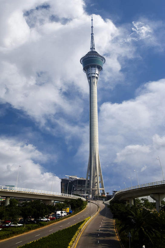 无人,家,竖图,室外,白天,仰视,旅游,度假,植物,标志建筑,道路,地标,建筑,路,公路,澳门,中国,亚洲,阴影,光线,影子,房屋,屋子,云,云朵,塔,分界线,停车线,交通,云彩,娱乐,建设,楼房,住宅,树,树木,蓝色,绿色,白云,蓝天,天空,阳光,自然,天,享受,休闲,旅游胜地,放松,生长,晴朗,成长,车行道,车行道分界线,标线,东亚,车行线,港澳台,中华人民共和国,澳门特别行政区,澳,晴空,马路,彩图,低角度拍摄,房子,澳门观光塔,澳门旅游塔,澳门南湾,南湾,澳门塔