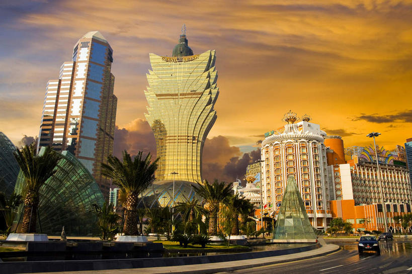 无人,宾馆,高楼大厦,横图,室外,白天,仰视,旅游,度假,日落,窗户,落地窗,标志建筑,大厦,地标,建筑,酒店,摩天大楼,澳门,中国,亚洲,一排,许多,整齐,并列,并排,晚霞,霞光,落日,很多,娱乐,建设,玻璃窗,排列,黄昏,享受,休闲,旅游胜地,彩霞,放松,酒家,旅社,队列,平行,玻璃幕墙,东亚,港澳台,中华人民共和国,澳门特别行政区,澳,夕照,薄暮,夕阳,彩图,低角度拍摄,傍晚,大楼,高层建筑,高楼,客店,客栈,旅店,旅馆,摩天楼,商旅,斜阳,澳门新葡京酒店,新葡京酒店