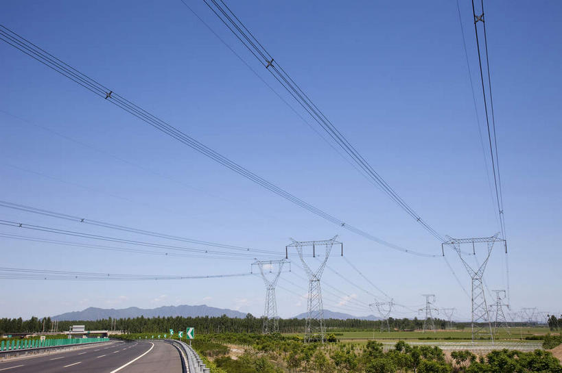 无人,农田,栏杆,横图,室外,白天,正面,旅游,度假,庄稼,农作物,美景,山,植物,道路,高速公路,路,公路,北京,中国,亚洲,阴影,曲折,弯曲,电力,光线,钢材,电缆,电线,影子,支架,景观,山峰,围栏,分界线,停车线,交通,山峦,娱乐,电塔,护栏,树,树木,蓝色,绿色,白色,蓝天,天空,阳光,自然,天,享受,休闲,景色,放松,蜿蜒,生长,能源,晴朗,成长,车行道,车行道分界线,支撑,资源,自然风光,标线,供电设备,东亚,车行线,高压电塔,高压输电线,万里无云,中华人民共和国,北京市,京,北平,华北地区,河北,河北省,冀,高压电线塔,高压塔,承德,承德市,晴空,晴空万里,马路,彩图,耕地,庄稼田,输电铁塔,输电塔,高等级公路,京承高速公路